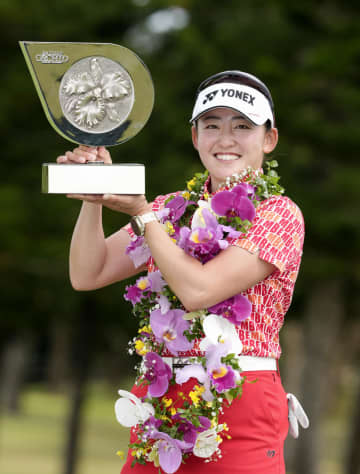 岩井千怜が逆転で大会2連覇　女子ゴルフ開幕戦最終日