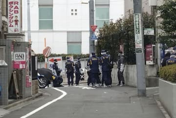 ナイフ持参「自宅から」　逮捕の男、配信女性死亡