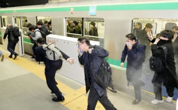 「電車に有害液体」想定で訓練　サリン事件30年、テロ対策連携