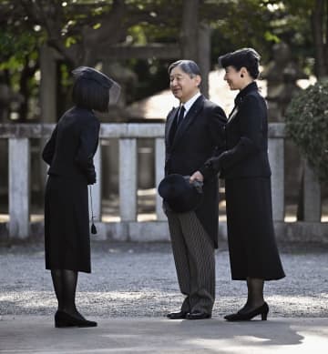 両陛下、百合子さまの墓に拝礼　豊島岡墓地