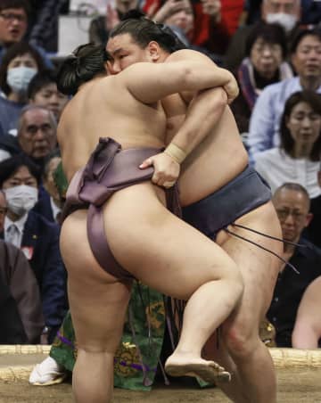 豊昇龍4勝目、大の里は1敗守る　大相撲春場所6日目