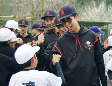 カナダ日系人野球チームと交流　戦争で消滅の球団がルーツ