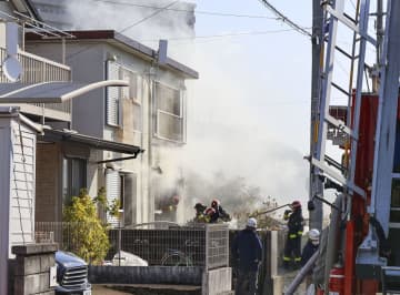 高知市で住宅火災、3人心肺停止　男女を病院搬送、2階建て半焼