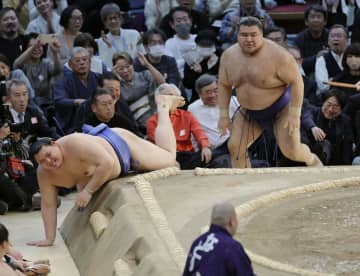 大相撲春場所、高安が単独首位に　大の里との1敗対決制し