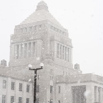 低気圧発達、東京都心にも雪　北日本から西日本に暴風雪の恐れ