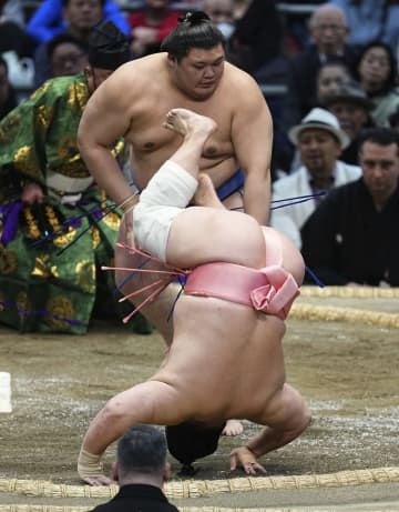 高安、大の里ら3人が2敗で並ぶ　かど番の大関琴桜は6勝目