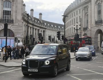 英名物ブラックキャブ存続の危機　配車アプリ成長で