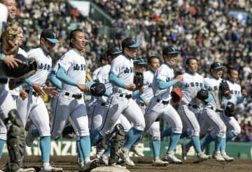 山梨学院5―1天理　山梨学院が粘り勝つ