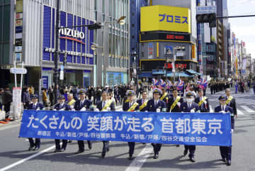 防げ交通事故、800人行進　JR新宿駅周辺、警視庁