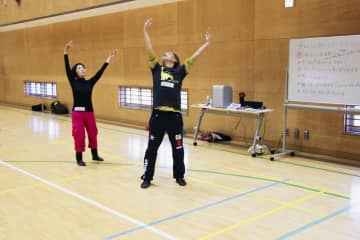 更生へ芸術通じ「関わる喜び」を　プロダンサーが少年院訪問し指導