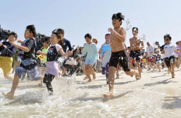 白良浜で本州一早い海開き　「冷たい」も初泳ぎ満喫