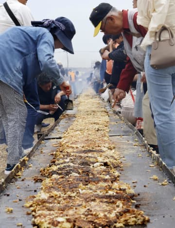 世界「最長」のお好み焼き、山口　100メートル、ギネス記録