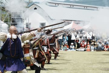 和歌山・九度山で「真田まつり」　華やかな武者行列に大きな歓声