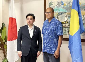 福岡厚労相がペリリュー島訪問　遺骨収集加速へパラオに協力要請