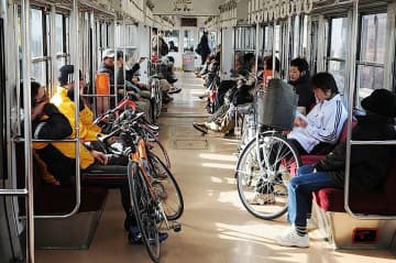 各地に広がるサイクルトレイン　通学や観光、駅から自転車