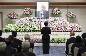 弁護士の岡村勲さんお別れの会　「被害者のため闘った」
