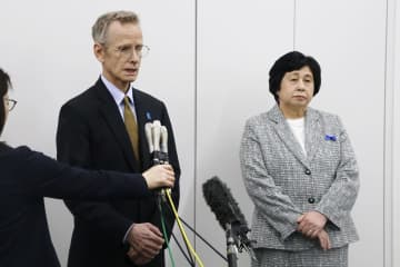 米書記官、曽我ひとみさんと面会　佐渡島の拉致現場を視察