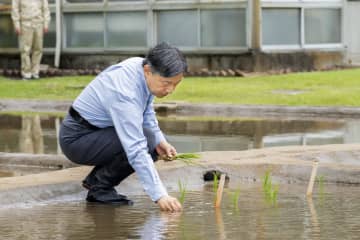 天皇陛下、皇居で田植え　農業奨励の恒例行事