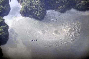 空自機墜落「ドーン」と衝撃音　昼下がりの池に油や機体の一部