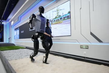 中国、家庭用人型ロボット推進　北京の企業「危険な場所でも」