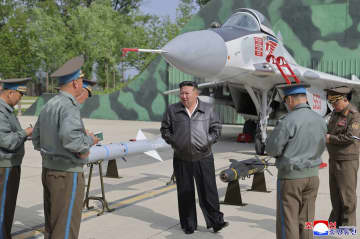金正恩氏、空軍訓練を視察　無人機戦に対応