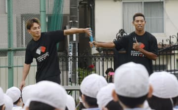 サニブラウンら、バトンを寄贈　都内の小学校へ、世界陸上財団