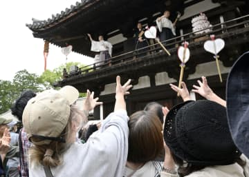 奈良の唐招提寺で伝統うちわまき　参拝客が「宝扇」取り合い