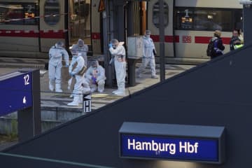 独ハンブルク駅で刃物襲撃　17人負傷、女を拘束