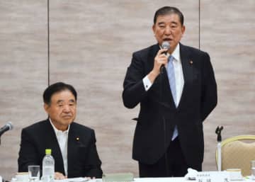官邸幹部「みんな日本海側」　超党派の議連会合、首相がPR