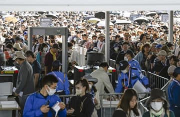 万博来場、初の15万人超か　31日、花火開催で混雑懸念