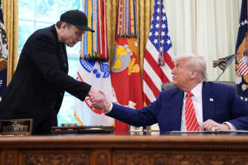 トランプ氏「共闘」演出　マスク氏「助言者」継続