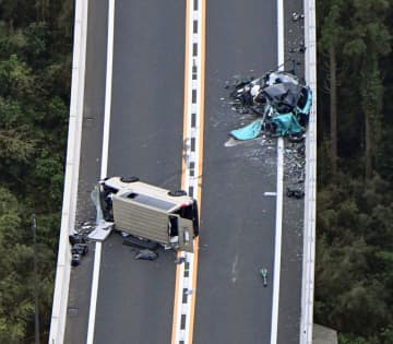 山陰道多重事故、1人死亡　島根、子ども1人重体