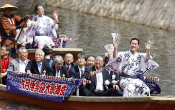 勘九郎さんら福岡で船乗り込み　初夏の風物詩、博多川巡り