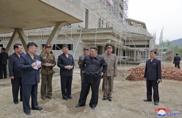 金正恩氏、建設中の病院視察　北朝鮮、医療向上に意欲