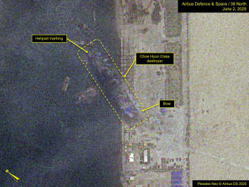 横倒し駆逐艦、直立に　北朝鮮、衛星画像で判明