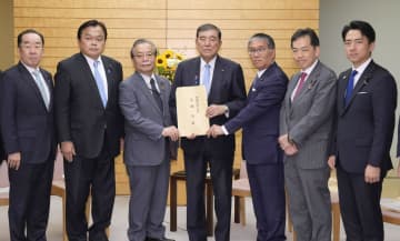 福島の帰還困難区域の活動自由化　与党、首相に復興政策提言