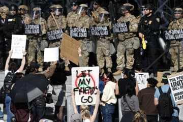 ロス抗議デモ、海兵隊派遣へ　米政権、10日にも700人