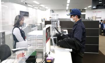 銀行強盗想定し対処訓練、警視庁　行員対象、冷静に110番