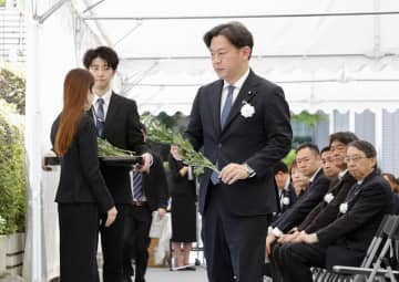 ハンセン病患者らを追悼　厚労省で式典、参列者が献花