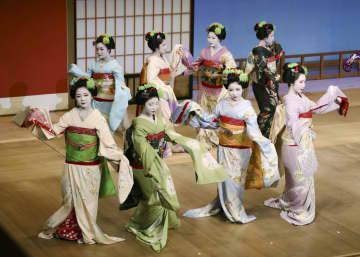京都の芸舞妓、公演控え舞台彩る　南座で「都の賑い」リハーサル