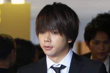 「結婚しないっす」公言のNEWS“最後の砦”増田貴久、集合写真で“人気モデル”との近すぎる距離感にファン悲鳴