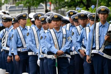 【“見分けがつかない”と批判】大物ミュージシャン　“神奈川県警の制服姿”中国人コスプレイヤーの投稿に苦言
