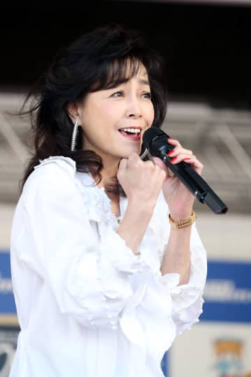 柏原芳恵（59）、45周年ライブで見せた近影に「アラカンとは思えない」驚きの声続々…80年代アイドル “復活ブーム” が到来