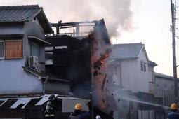 民家で火災　住人の79歳女性、救助の男性がやけど　兵庫・高砂