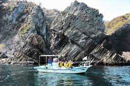 日本海の奇岩や洞門ご覧あれ!「かすみ海上ジオタクシー」運航開始　兵庫　安全点検、無料乗船会も