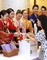 宝塚音楽学校生が「すみれ募金」活動　病気と闘う子ども支援