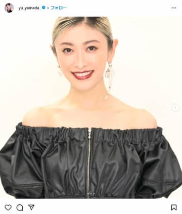 金髪の山田優、白いミニ丈ドレスで細長い美脚を　「異次元の美しさ！」「ブロンド素敵」