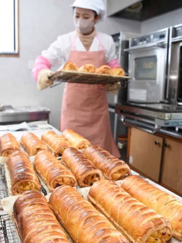 飛騨高山・久々野特産リンゴのアップルパイ製造最盛期　甘い香り、道の駅で販売