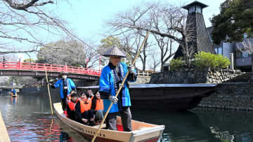 ぽかぽか陽気、ゆらり水上散歩　岐阜・大垣市で舟下り始まる　2025桜・お花見情報