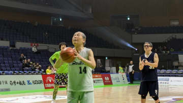 100歳のバスケットボール選手、北海道在住の在間弘さんが引退試合 ここまで続けられた秘訣は「早寝早起きと規則正しい生活」レバンガ北海道 折茂社長「在間さんから引き継いだものを子供たちにも伝えたい」